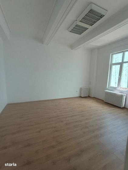 Spațiu comercial, de 2,000 mp, în Universitate