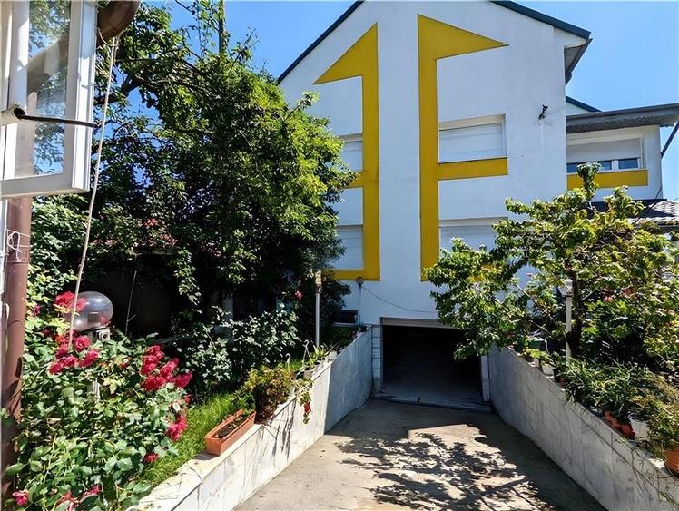 Casă individuală cu 12 camere cu Teren 12000 Mp în Exterior Vest