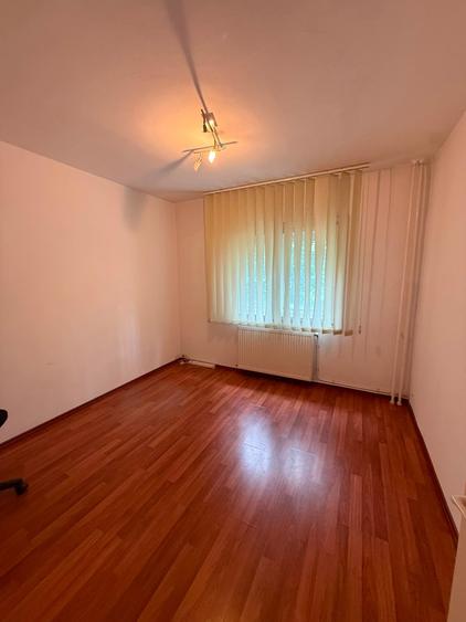 Apartament cu 3 camere semidecomandat în Mioriței