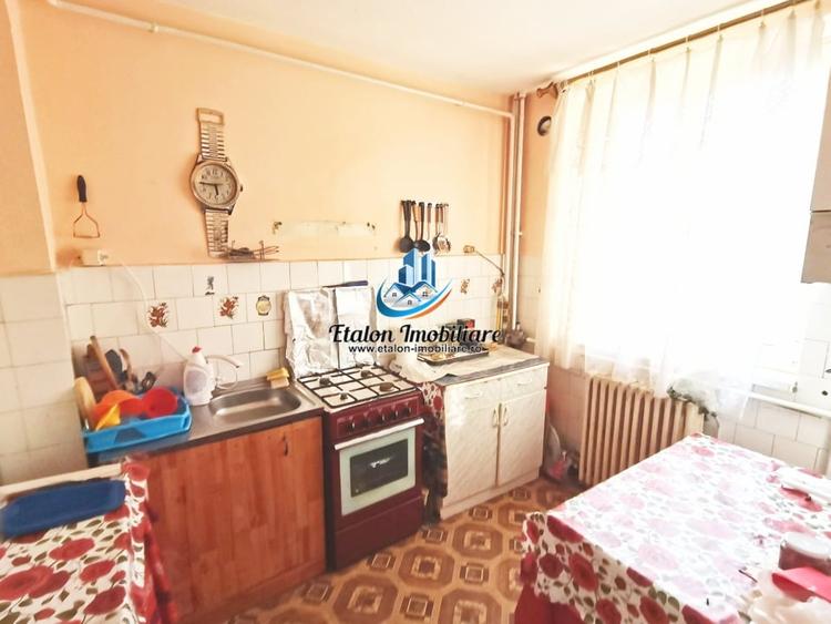 Apartament cu 4 camere semidecomandat în Mărăței