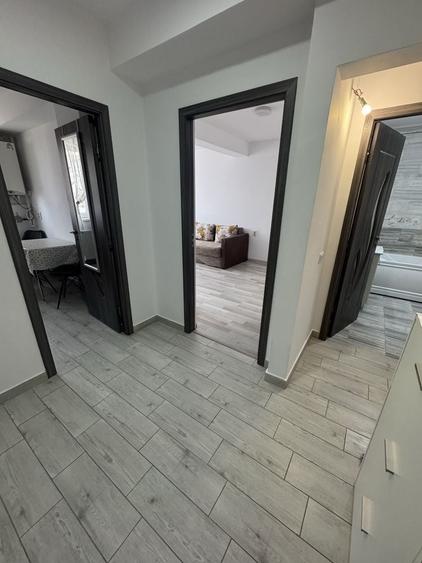 Apartament cu 2 camere decomandat în Tractorul