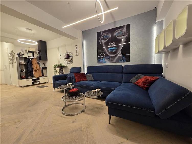 Apartament cu 3 camere semidecomandat, mobilat în Noua