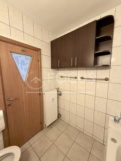 Apartament cu 3 camere semidecomandat, mobilat în Tei