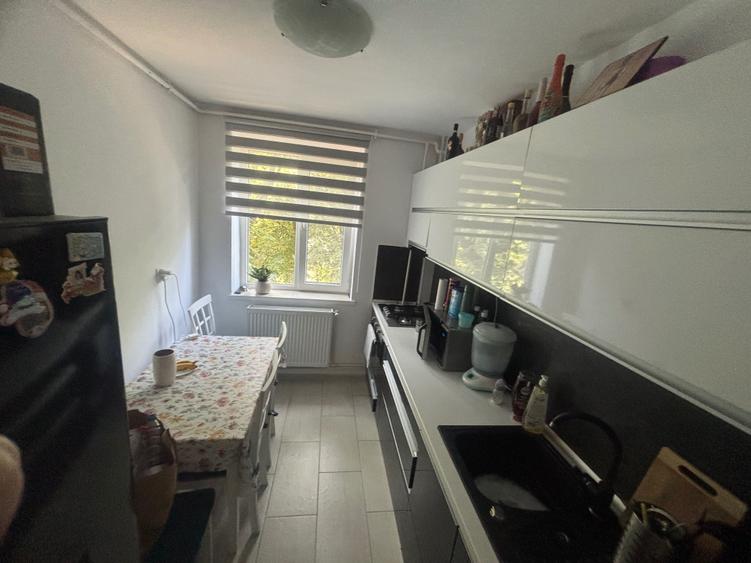 Apartament cu 2 camere semidecomandat în Craiovei