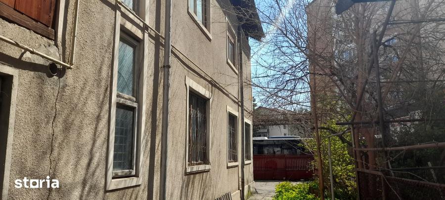 Casă cu 6 camere cu Teren 394 Mp în Central