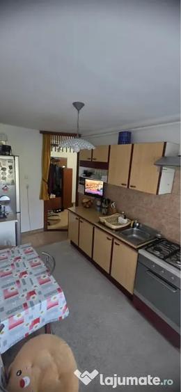 Apartament cu 3 camere semidecomandat în Florilor