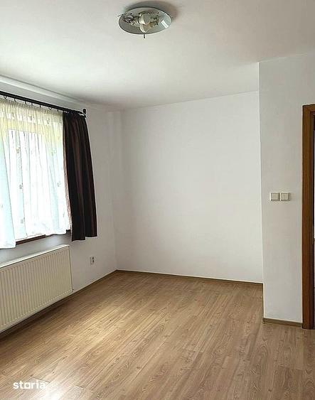 Casă cu 8 camere cu Teren 250 Mp în Tei
