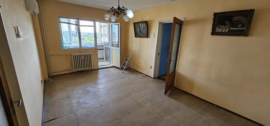 Apartament cu 4 camere semidecomandat în Olteniței