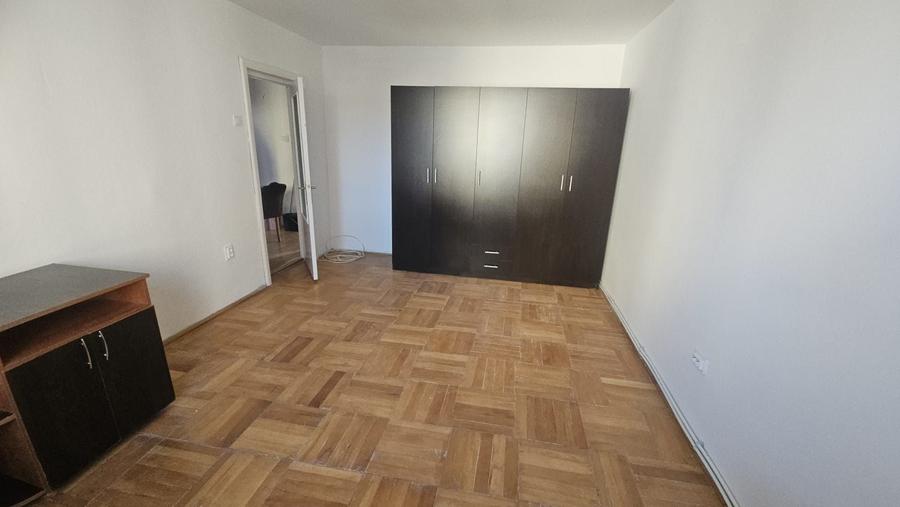 Apartament cu 3 camere decomandat în Calea Romanului