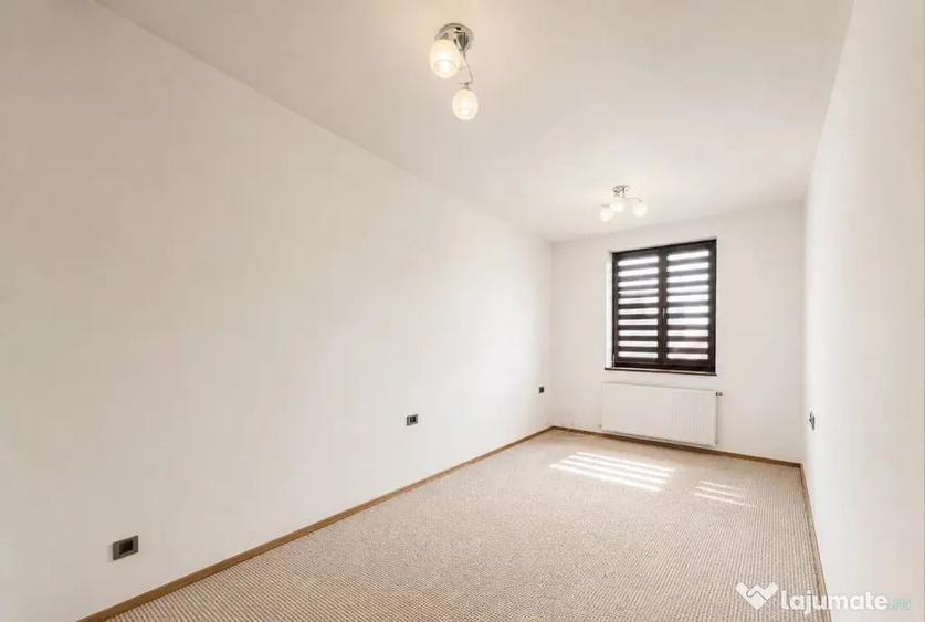 Apartament cu 3 camere decomandat în Tractorul