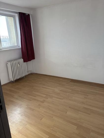 Apartament cu 3 camere semidecomandat în Colentina