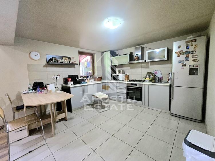 Casă individuală cu 8 camere cu Canalizare în Mehala