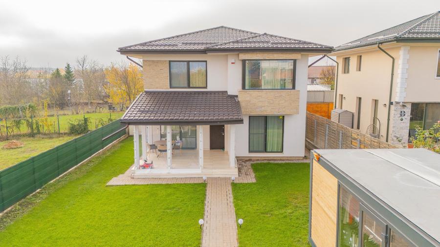 Vilă modernă cu vedere la lac, minicomplex inchis - 1