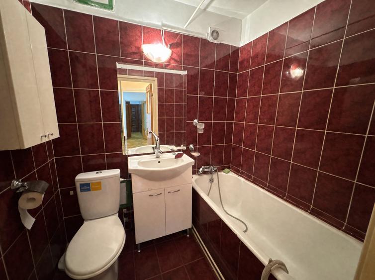 Apartament cu 3 camere semidecomandat în Drumul Taberei