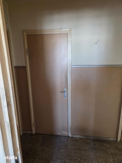 Apartament cu 3 camere semidecomandat în Titan