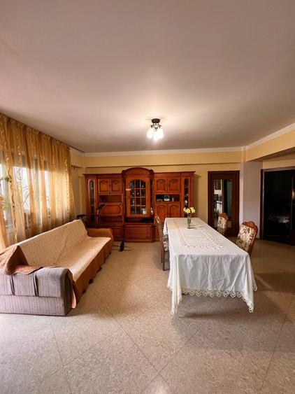 Apartament cu 3 camere semidecomandat în Inel II