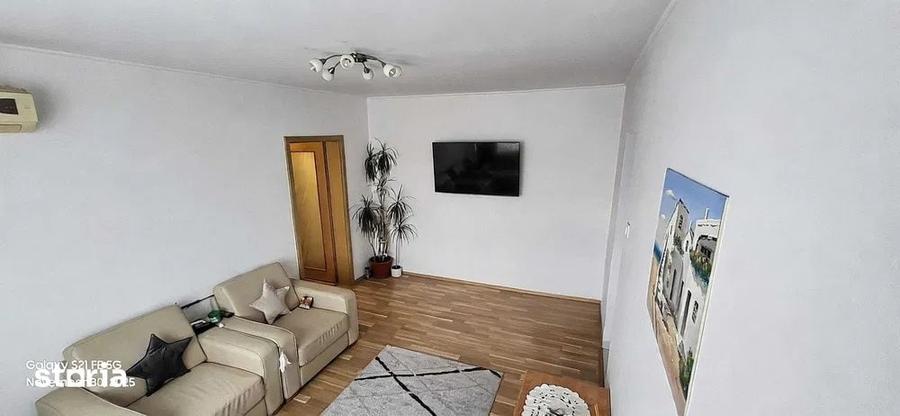 Apartament cu 3 camere semidecomandat în Iancului