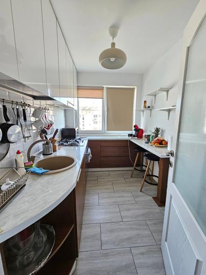Apartament cu 3 camere semidecomandat în Baba Novac