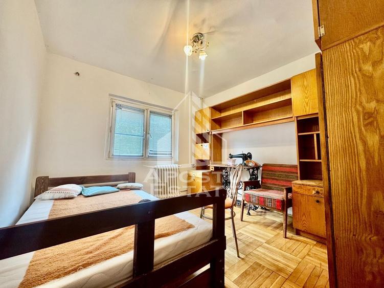 Apartament cu 4 camere decomandat, mobilat în Dâmbovița