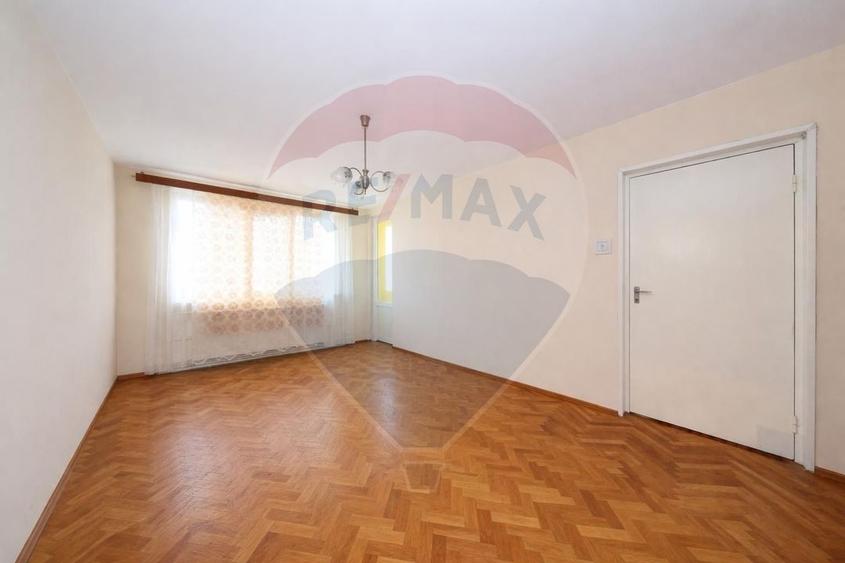 Apartament cu 3 camere decomandat, mobilat în Warthe