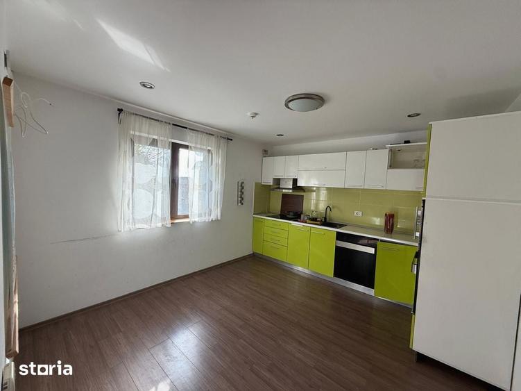 Casă cu 5 camere cu Teren 400 Mp în Blejoi