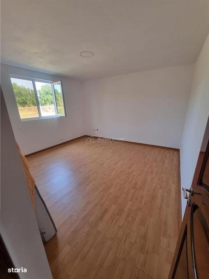 Casă cu 4 camere decomandat în Nanov