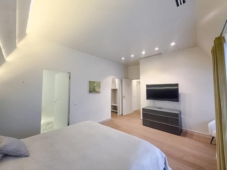 Apartament cu 4 camere decomandat, mobilat în Iancu Nicolae