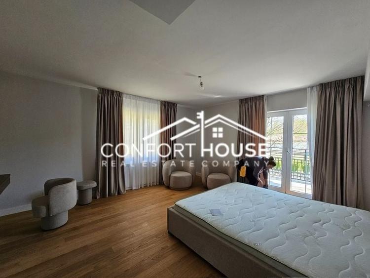 Duplex cu 7 camere cu Canalizare în Iancu Nicolae