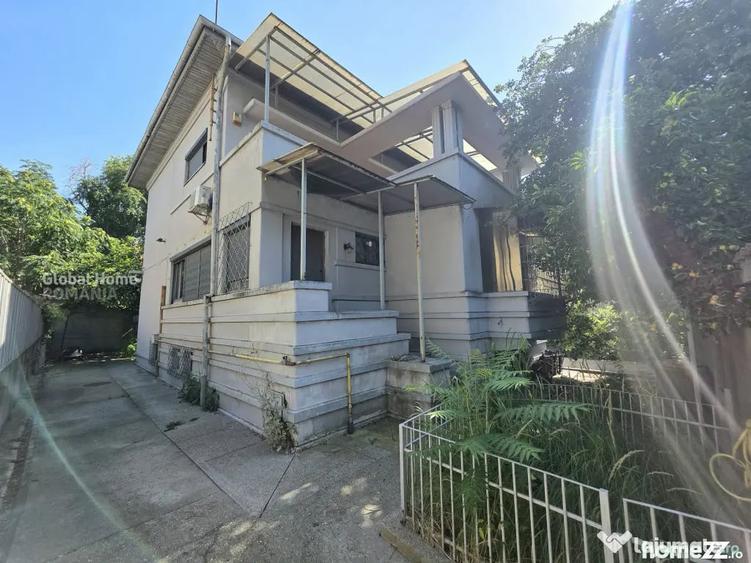 Casă cu 7 camere cu Teren 566 Mp în Domenii