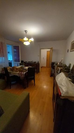 Apartament cu 3 camere semidecomandat în Obor