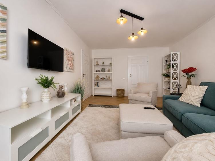 Apartament cu 3 camere semidecomandat, mobilat în Lacul Tei