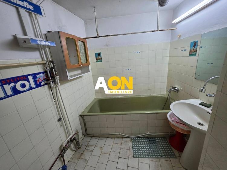 Casă individuală cu 8 camere cu Canalizare în Central