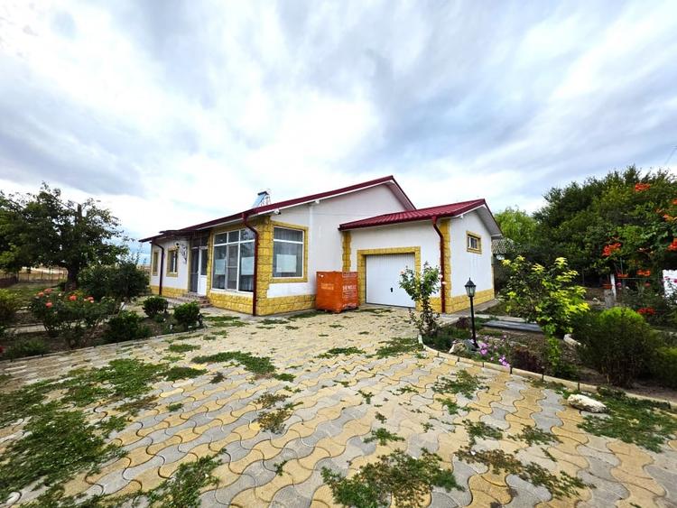 Casă individuală cu 3 camere cu Garaj în Oituz