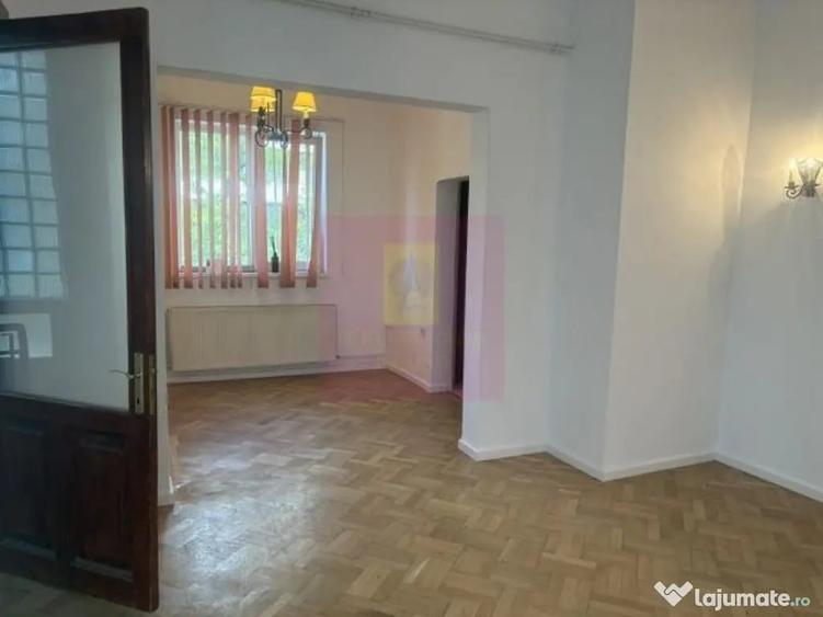 Apartament cu 3 camere semidecomandat în Cotroceni