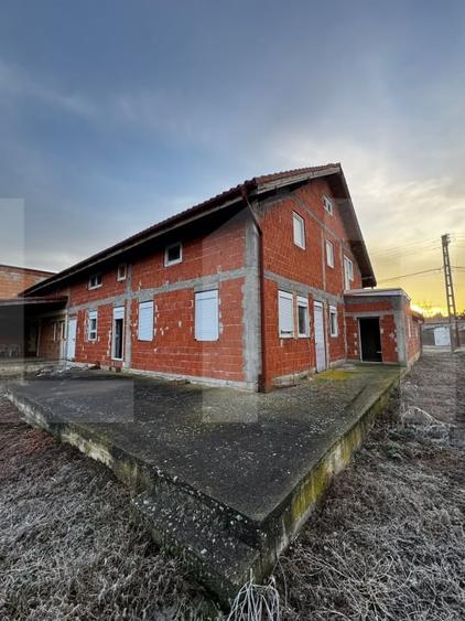 Duplex cu 4 camere cu Garaj în Peciu Nou