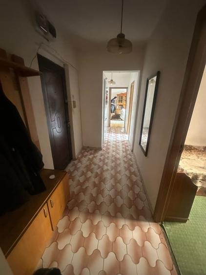 Apartament cu 4 camere semidecomandat în Olteniței