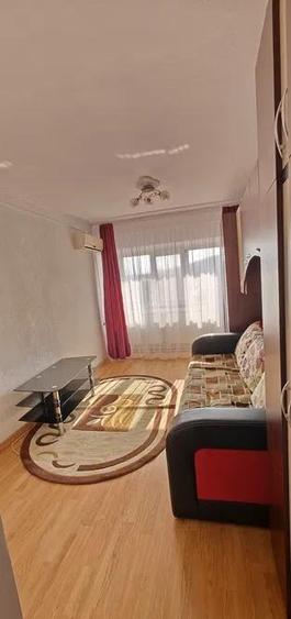 Apartament cu 4 camere decomandat, mobilat în Nicolina