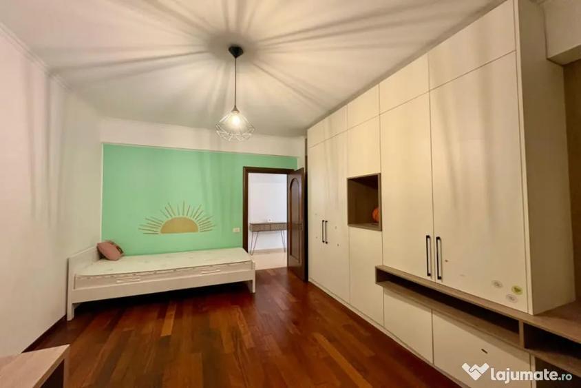 Apartament cu 3 camere semidecomandat în Bucureștii Noi