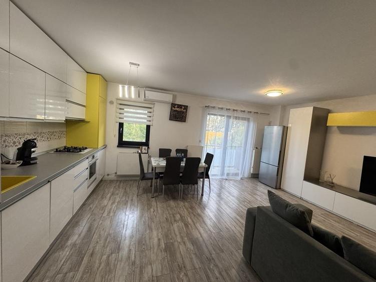 Apartament cu 3 camere în Craiovița Nouă