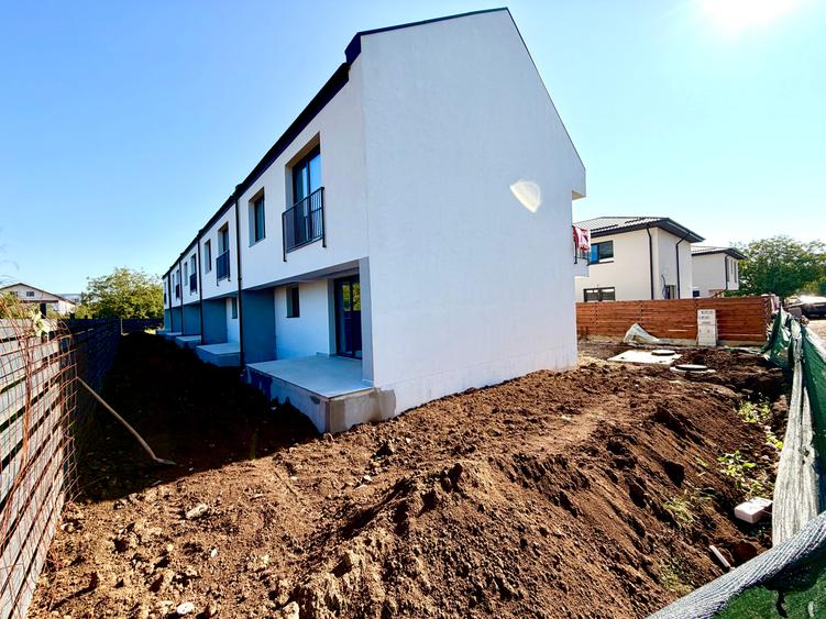Casă cu 4 camere cu Canalizare în Sud