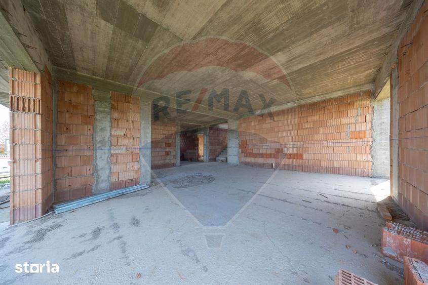Casă cu 8 camere cu Teren 815 Mp în Central
