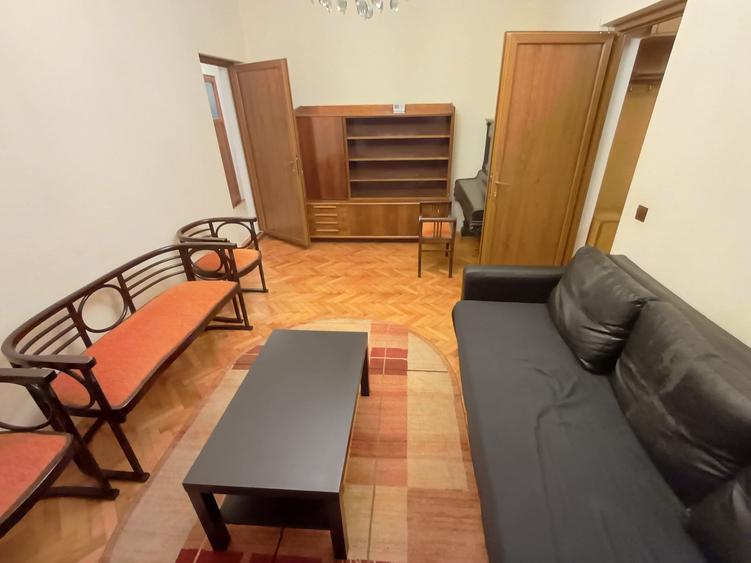 Apartament cu 3 camere semidecomandat, mobilat în Tineretului