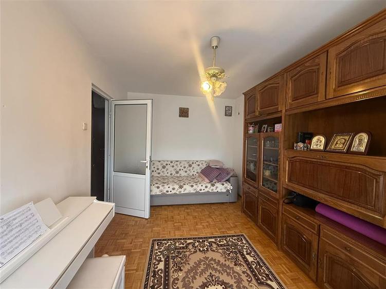Apartament cu 2 camere decomandat în Podu Roș