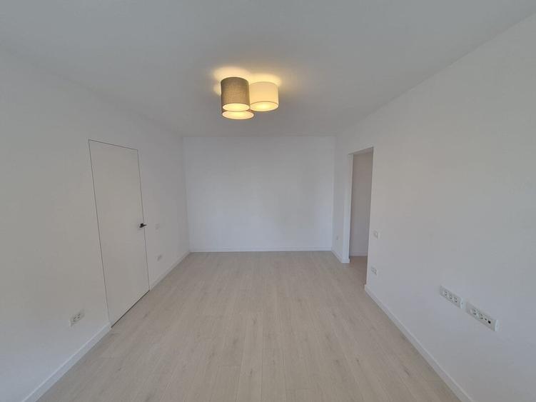 Apartament cu 3 camere semidecomandat în Câmpia Libertății