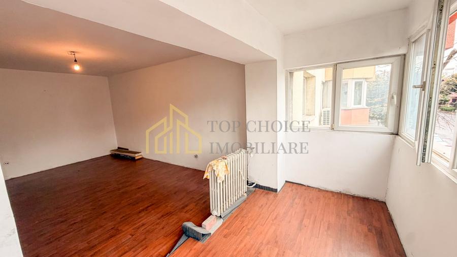 Apartament cu 3 camere semidecomandat, mobilat în Tei
