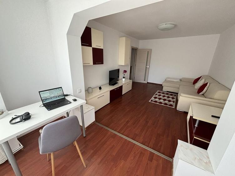 Apartament cu 3 camere decomandat în Astra