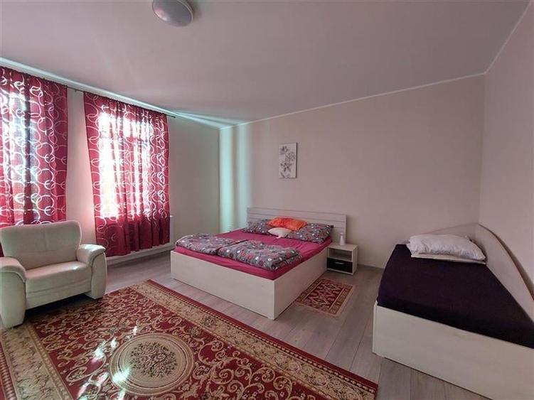 Casă individuală cu 7 camere cu Canalizare în Central