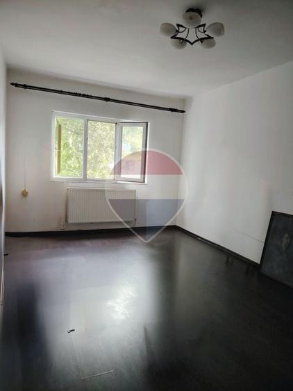 Apartament cu 3 camere decomandat, mobilat în Hotvon