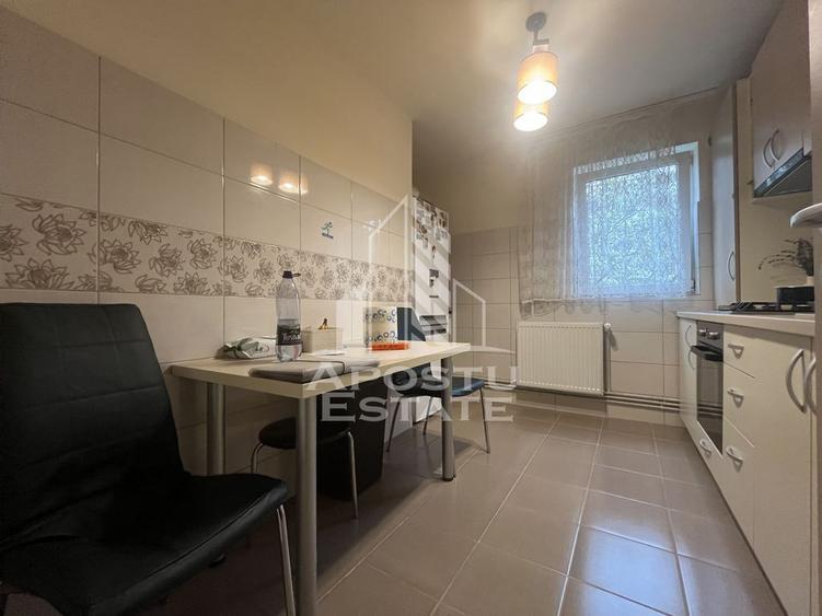 Apartament cu 3 camere semidecomandat, mobilat în Dâmbovița