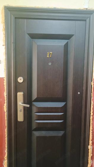 Apartament cu 3 camere semidecomandat în Craiovița Nouă
